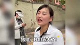 高考结束！爸爸把女儿扛肩上欢呼，亲友拉横幅催恋爱，考生晒愿望