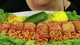 国外家庭主妇开小灶，韩国泡菜卷泡面，这吃法太有食欲了