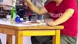 他一定很孤独吧，自己在这喝