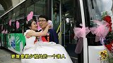 青岛霸气婚礼引人注目 新娘开着公交车接新郎