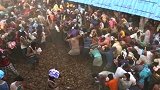 印度上千村民互扔牛粪送祝福，现场粪便满天飞乱作一团