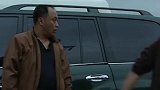 小混混太嚣张，碰瓷碰到了公安局长身上，这下惨了
