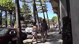 伪装成植物在树下恶搞路人，路人非常的尴尬