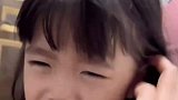 姐姐第一次拔牙害怕，妹妹的助攻来的很及时