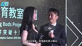 冉莹颖晒卖萌自拍，肤色比儿子白好几度，母子俩五官复制粘贴