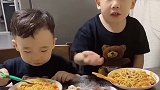 哥哥吃面条挑理妈妈，弟弟都听不下去了，太逗了