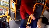 女乘客捶打公交司机被刑拘 只因错过公交站点