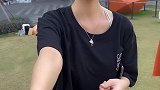 老婆，能帮我把这张二十块换成两张十块吗