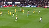 克罗斯左路任意球精准传中 瓦拉内飞身冲顶击中立柱