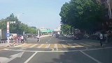 男子过马路探头查看，确认没车后快步通过，看来是吃过亏