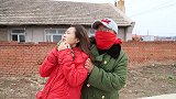 二货打劫美女，没想机智美女不按套路出牌，太逗了