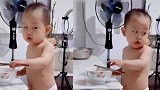 想吃哥哥剩饭怕被发现，2岁萌娃的眼神太有戏了