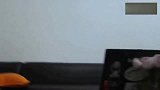 纸箱一拿开，9只小金毛飞奔过来围攻男主人，超级萌！