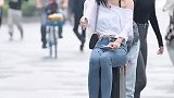小姐姐是不是把箱子坐坏啦？