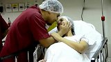 产房实拍感人的孕妇剖腹产过程,见到宝宝后妈妈激动的泣不成声！