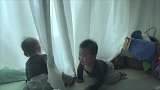 双胞胎宝宝光看到对方就能笑一整天，满屋的笑声太幸福了！
