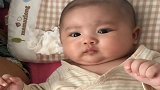 刚出生两个月的宝宝，被家人说胖不高兴，这小表情太逗了
