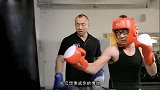 大鹏练拳失误，居然一拳就把教练给打倒了