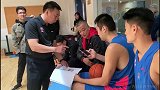【PP体育在现场】张兆旭体测前与裁判长讨论深蹲的重量和次数