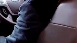 男子在女孩爸爸的车上不肯牵手