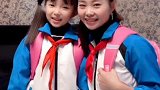装嫩装嫩穿上女儿的校服，感觉自己回到了童年