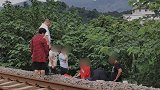 突发！福州一列火车疾驰而过，女子躲闪不及被撞当场身亡
