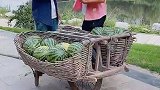 好尴尬呀，他怎么会出现在那里