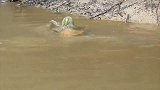 村民抓住了传说中的“水鬼”，它披头散发有气无力，长相让人称奇