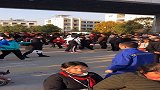 爸爸接女儿放学,一起跳舞