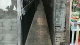 北京最窄的胡同，宽度是一瓶矿泉水的长度，他们家具怎么搬进去的