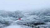 穿着汉服去踏雪访友，别有一番情趣，颇有古时遗风