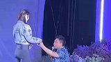 大型求婚现场，男子单膝跪地求爱成功