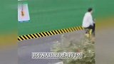 4名学生在街上骑一辆共享电动车还做胜利手势,交警:将通报家长