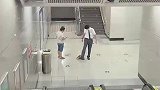 狗子去地铁站蹭空调，工作人员上前驱赶，狗子撒娇惹人心化