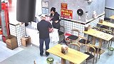 男孩饿坏进店捡剩饭吃，老板娘被吓懵帮其选新菜，下秒哭了：跟我弟弟同岁