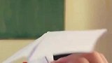 纸飞机安全着陆，小伙这波操作，伤害不大侮辱性极强！