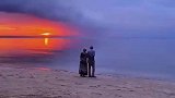 感人一幕！爷爷奶奶在海边相拥看夕阳，我又相信爱情了