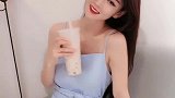 喝奶茶的小姐姐，长相很清纯