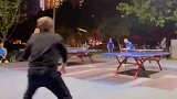 热血大爷硬核切磋兵乓球，有来有往惊呆众人