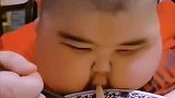 可爱的大胖小子，先吃饱了再说