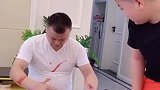 确认过眼神，哥哥离挨训不远了，还好妹妹及时相助