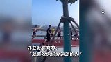 男子跑步偶遇周润发和王宝强，毫无架子热情与大家合影：特别和蔼可亲！