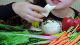 越南美女吃蔬菜拼盘