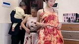 一个披萨，一个大饼，走在路上，别人还以为你们成精了变装 形体礼仪 万老师