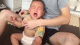 爸爸第一次给宝宝穿衣服，因为不熟练把小宝宝都急哭了