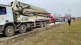 乡村小道堵车，奔驰奥迪也得停