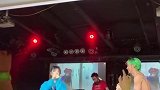 酒吧偶遇钟婷小姐姐，本人长得很漂亮，没想到唱歌还这么好听