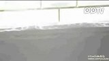两个小男孩面粉大战颠覆客厅