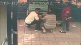 暖心！老人公交站牌热晕 途经公交司机这一举动让人心暖