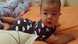 宝宝玩的好好地，姐姐喊了一声吓得宝宝露出这个表情